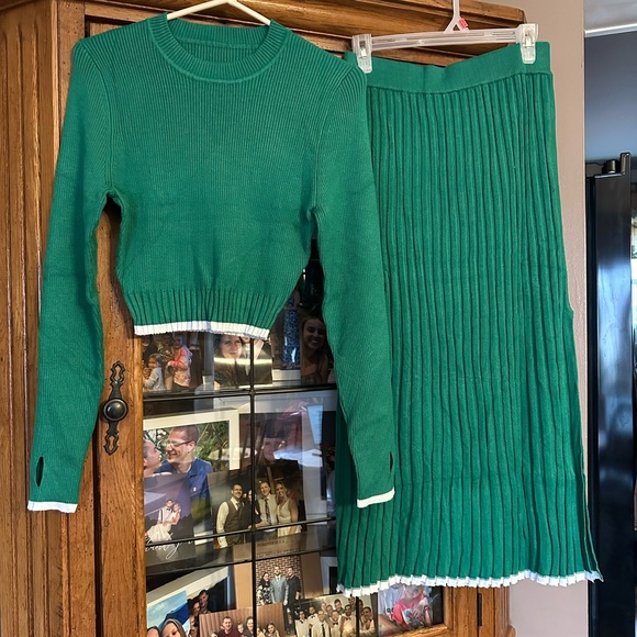 NWOT Green Ribbed Knit Skirt Set. Very Cute!! - Picture 5 of 9